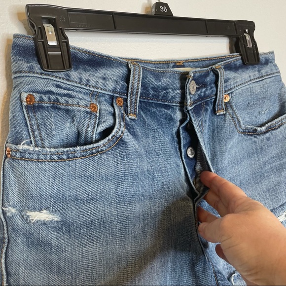 Levi’s Distressed High Rise Wedgie Shorts. Size 27 - Picture 4 of 9